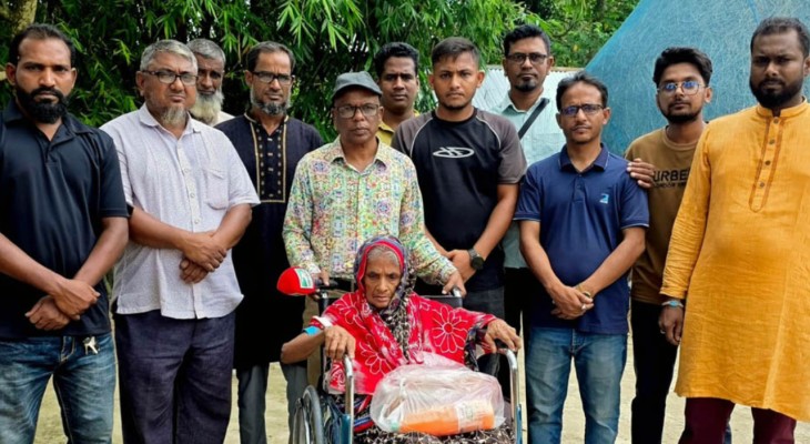 বগুড়ার ধুনটে হুইলচেয়ার পেলেন শতবর্ষী হারানি বেগম